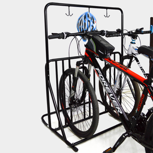 Prateleira de exibição ao ar livre para várias bicicletas de montanha com piso de metal Street